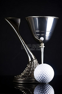 银色奖杯背景图片_高尔夫球帽上的四面体高尔夫球杆，旁边是银色玻璃杯和奖杯