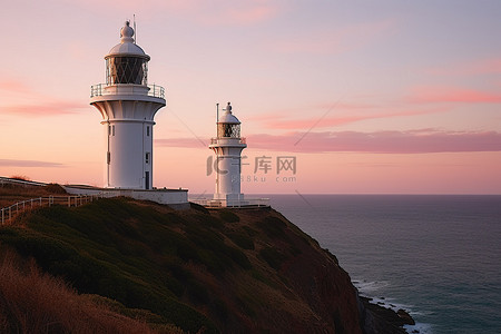 法式三文治背景图片_悬崖上的三座白色灯塔俯瞰大海