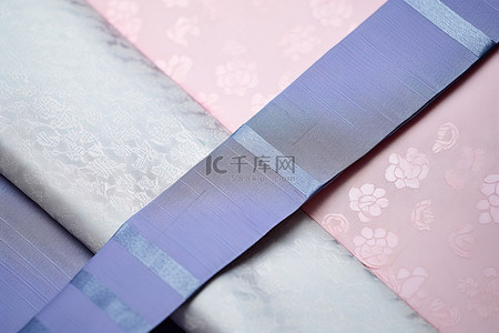 韩国传统图案背景图片_蓝色和深蓝色图案之间有一块粉红色的布料