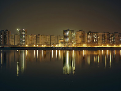 夜晚的城市在湖面上，水面上有倒影