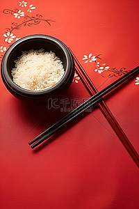 红色背景中的米饭和筷子