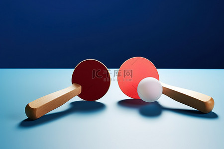 桌子上有两个乒乓球拍和球