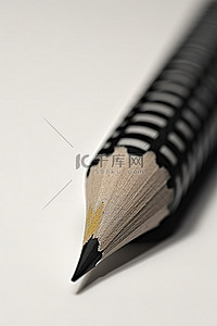 铅笔坐在笔记本的边缘