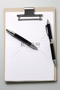 钢笔的笔尖背景图片_白色剪贴板上的四支笔尖笔和一个空记事本