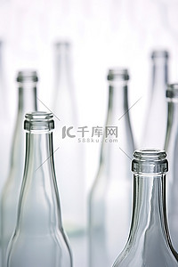 透明的瓶子背景图片_桌子上排列着透明的玻璃瓶