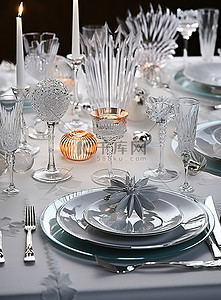 银器包装背景图片_圣诞晚餐的桌子上摆满了银器和玻璃杯
