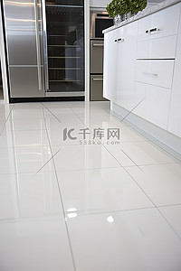 这张照片显示了一间铺有白色瓷砖地板的厨房