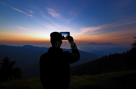 一名男子在山上自拍时拍摄日落