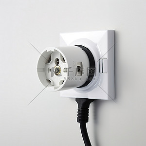 白色壁挂式插座放置在两个电源插头上