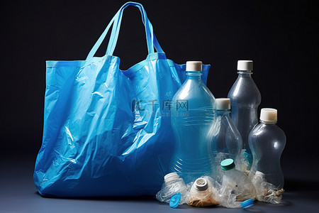 环保文化墙背景图片_蓝色袋子和塑料袋中的多个瓶子