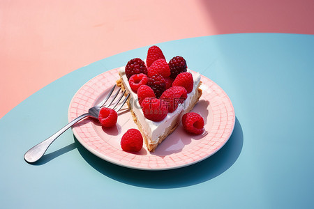 没馅饼背景图片_浅粉色盘子背景上的草莓和覆盆子馅饼