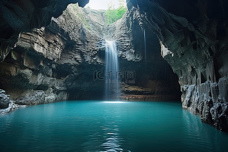 悬崖背景图片_山附近石洞中的瀑布