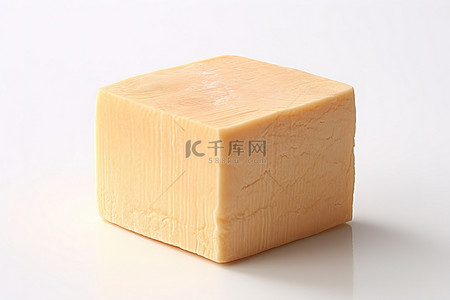 一块奶酪背景图片_白色背景前有一块奶酪木块