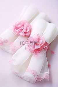 粉红小背景图片_两个带有粉红玫瑰的白色小包装纸