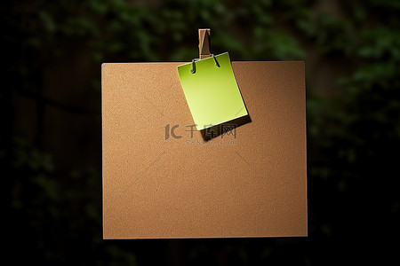 绿色办公背景图片_挂在软木板上的绿色便利贴