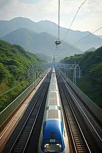 秋天旅游背景图片_从铁路线上的火车座位上欣赏山上的火车