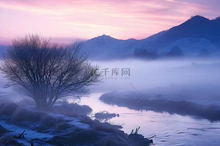 蓝色水雾背景图片_一条将水引向雾中河流的河流