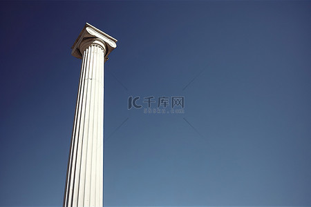 前景是一根白色的柱子，映衬着清澈的蓝天