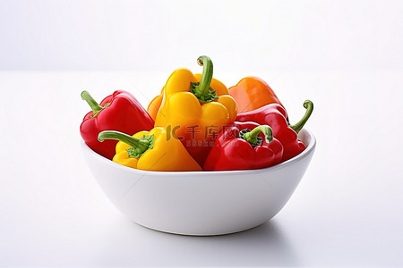 一个白色的碗，里面有一些红黄色和橙色的辣椒