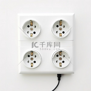 一个白色墙壁插座，三个插座彼此相邻