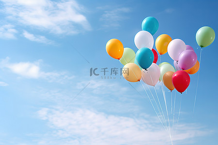 一群五颜六色的气球在天空中飞翔