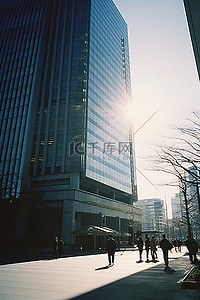 东京日本背景图片_一些人面前的一座建筑和一个大太阳