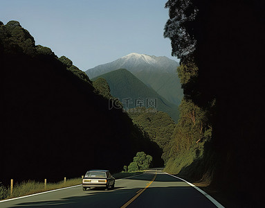 交通背景图片_一辆汽车沿着山前的道路行驶
