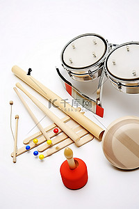 音乐设备背景图片_白色的表面上铺着一个小编钟鼓和其他音乐设备