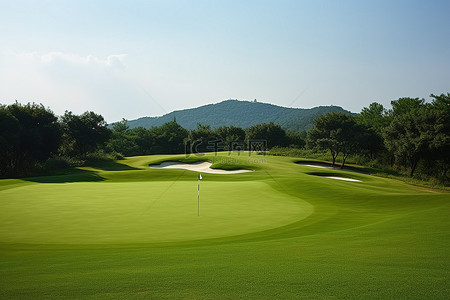 旗杆背景图片_山区高尔夫度假村的绿色高尔夫球场