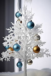 圣诞树雪花的背景图片_带小玩意和灯光的雪花圣诞树