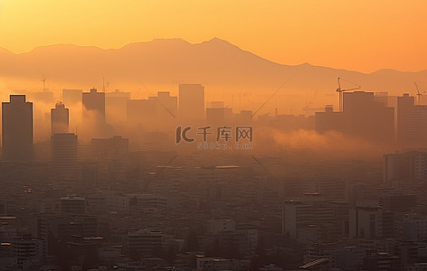 烟雾缭绕的山背景图片_太阳从烟雾缭绕的城市升起