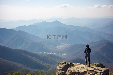 人攀登背景图片_观察山谷和山脉的人我康嘎安长冲山风景区