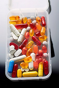 一个装有多种药丸的塑料盒