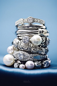 珠宝珍珠背景图片_白色床上堆放着白色和钻石珠宝