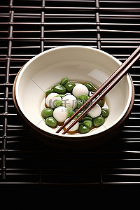 用筷子盛一小碗食物