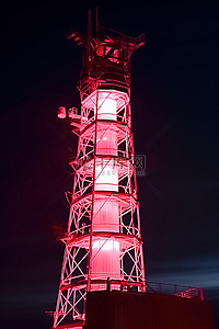 一座高耸的塔楼，里面有一个巨大的红色发射机