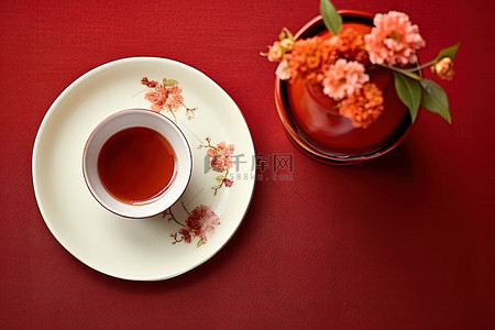 黑枸杞汁背景图片_白盘上有红色背景的茶