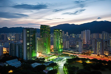 城市高楼黄昏背景图片_黄昏时分高楼公寓楼的城市景观