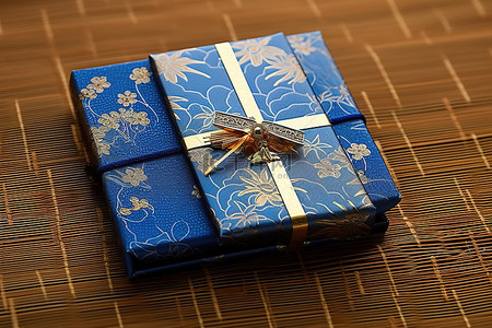 礼品u盘背景图片_竹子上的小蓝色礼品罐