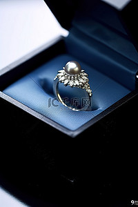 蓝色礼盒中优雅的黑珍珠戒指