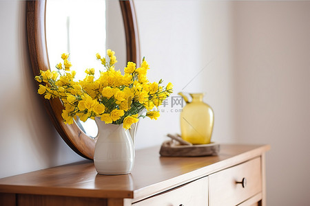 花朵黄色背景图片_梳妆台上的黄色花朵，桌子上的花瓶和木制梳妆台