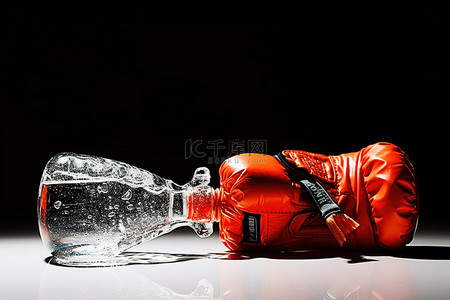 红色的手套背景图片_一个红色拳击手套，一瓶水，一瓶水