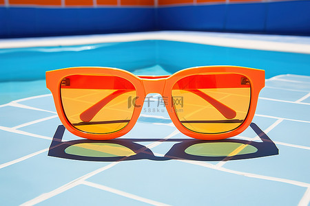 在带有橙色泳池太阳镜的泳池上