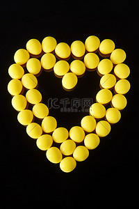 白色背景上以心形图案排列的黄色油酸