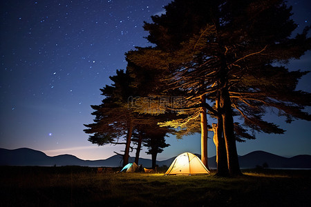 夜晚帐篷背景图片_晚上在营地帐篷里可以看到星星