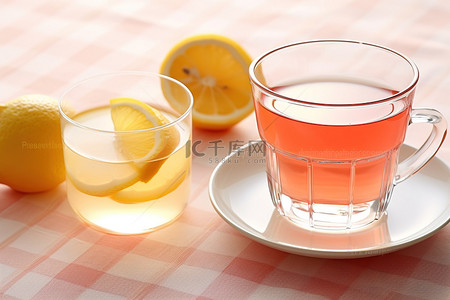 两杯柠檬茶旁边是两杯蜂蜜