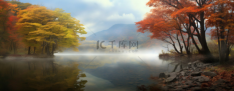 秋叶，云雾缭绕，坐在水边的树后