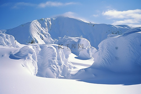 雪景雪山背景图片_从雪覆盖的斜坡上看到的雪山
