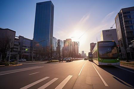 一条城市街道正在看到太阳从一些建筑物和公共汽车上升起