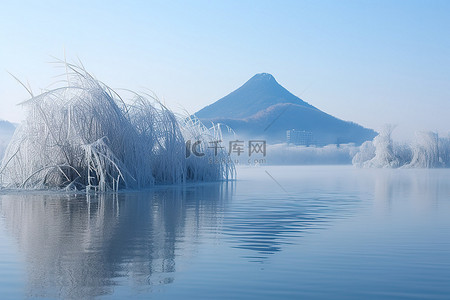 结冰的湖面，背景是一座山